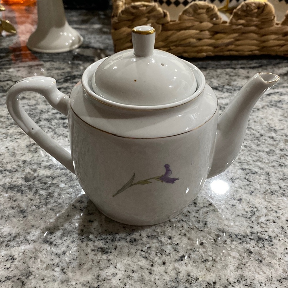 Vintage 1990’s Shadow Iris White Porcelain Teapot with Purple Floral Motif! - Picture 8 of 9